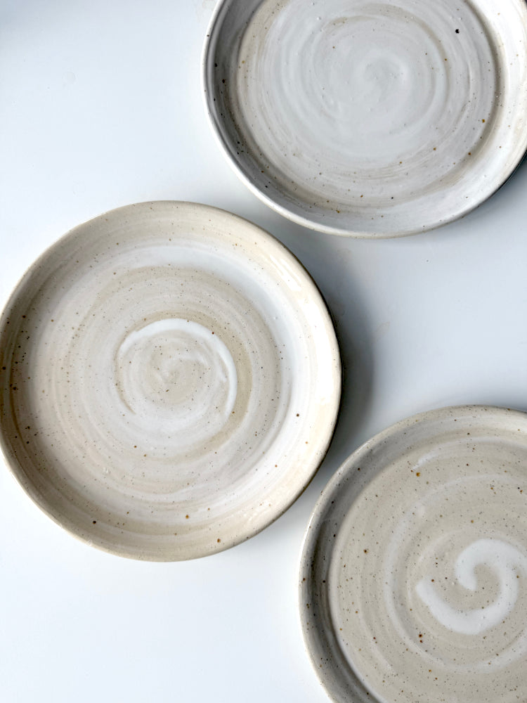 Handgemaakte lunchborden whitewashed van gespikkeld steengoed met glanzend glazuur