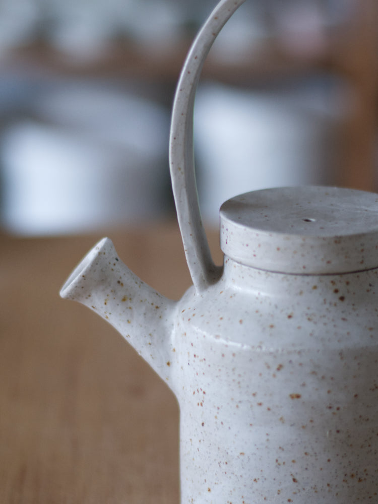 Handgemaakte theepot met whitewashed met speciaal tuutje closeup