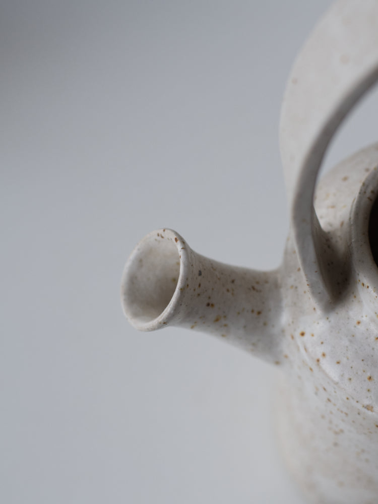 Handgemaakte theepot met whitewashed met speciaal tuutje closeup