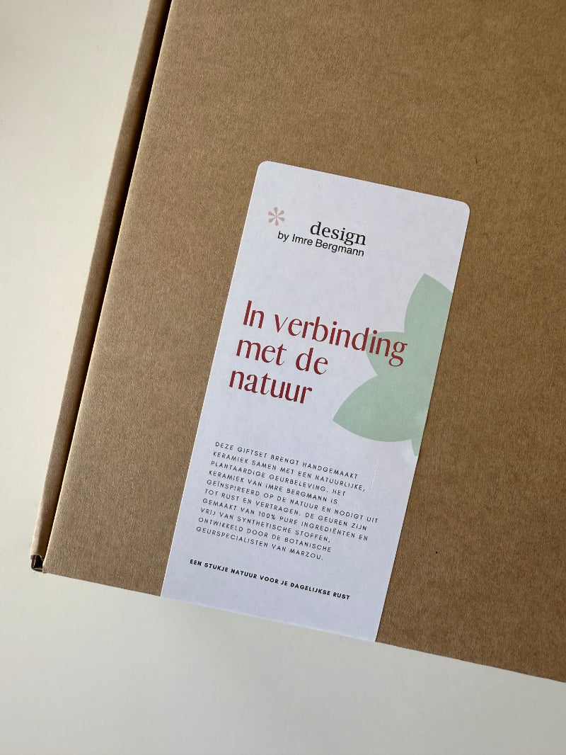 Giftset handgemaakte keramiek verpakt in een cadeaubox met sticker