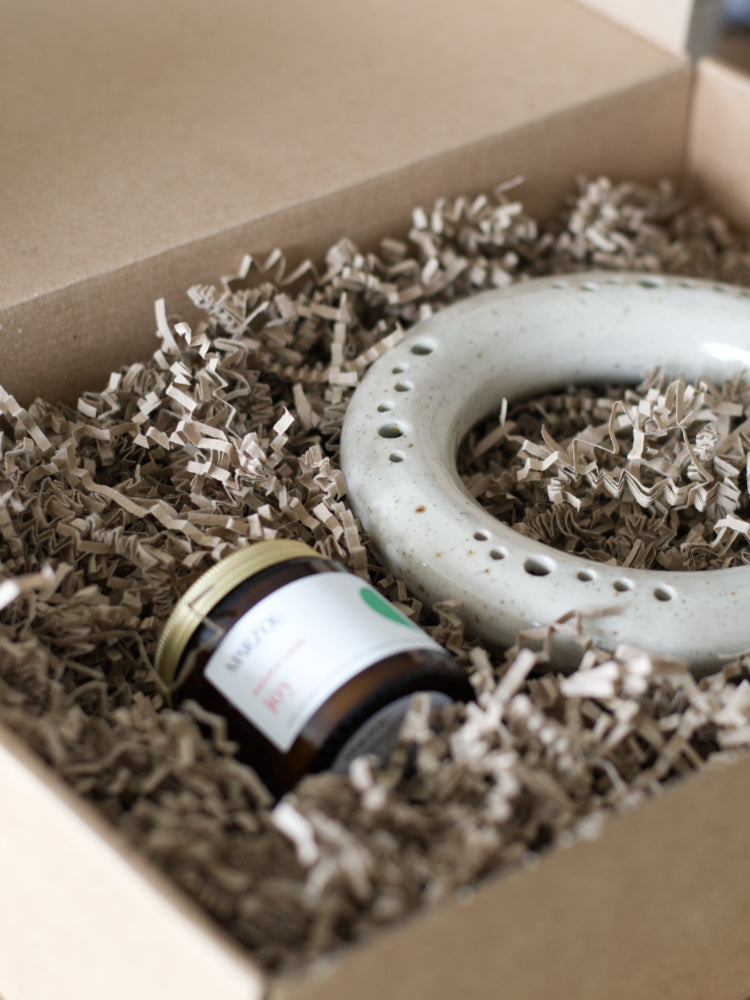 Giftset met handgemaakte ronde vaas en natuurlijke geurkaars in cadeaubox