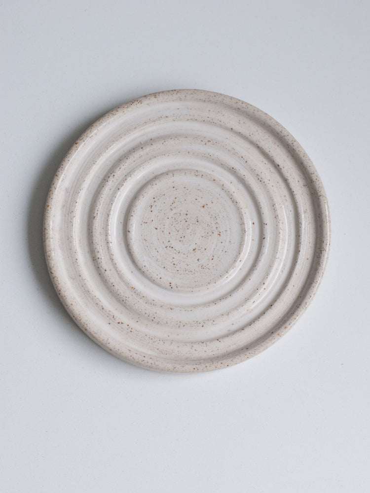 Handgemaakt keramieken zeepbakje met in spiraalvorm, op lichte achtergrond