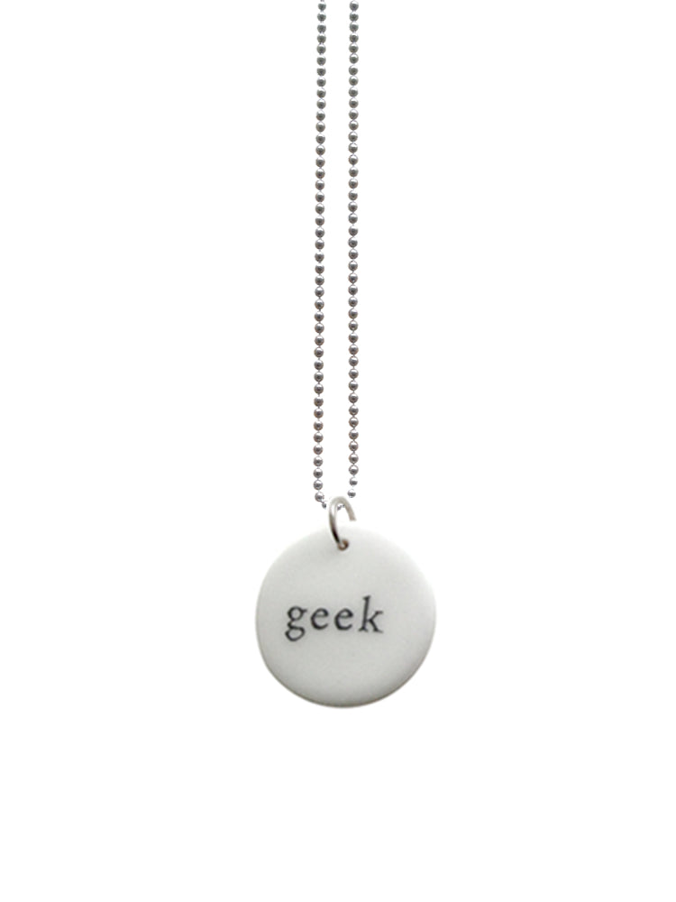 Handgemaakte keramieken hanger medium met de tekst Geek aan ketting