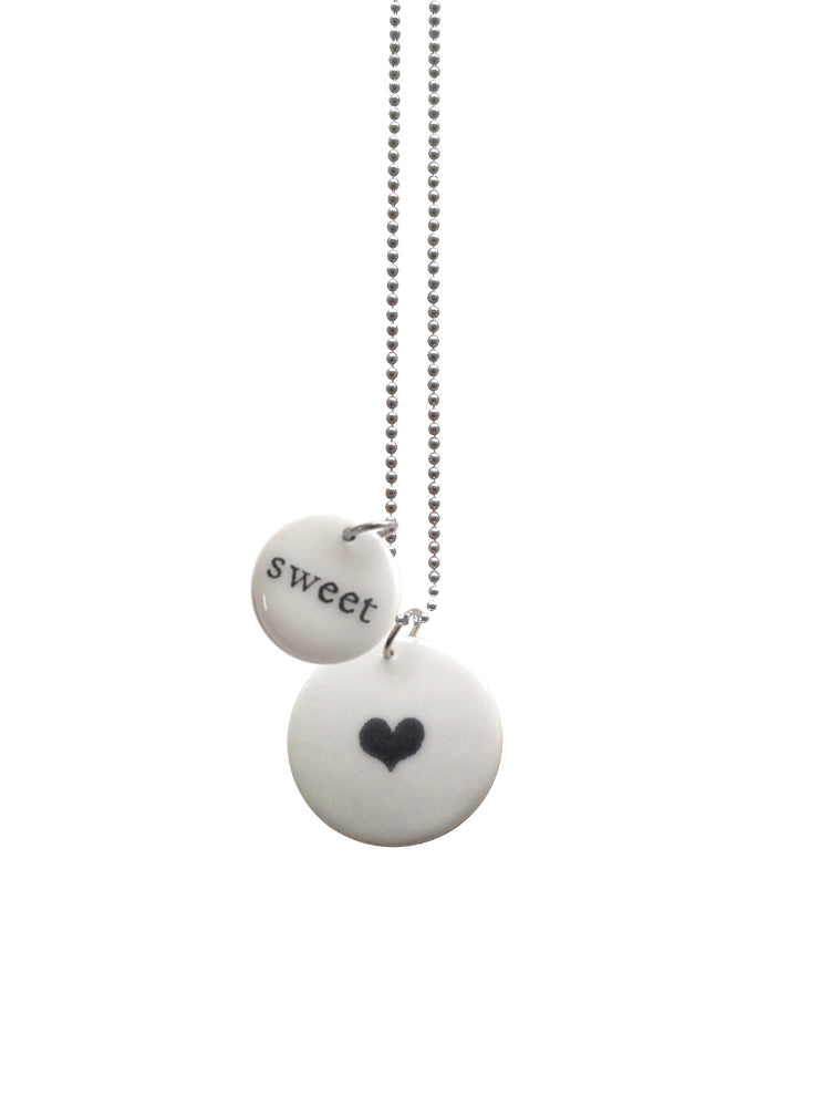 Handgemaakte keramieken hanger medium met zwart hartje en kleine hanger met de tekst Sweet aan ketting