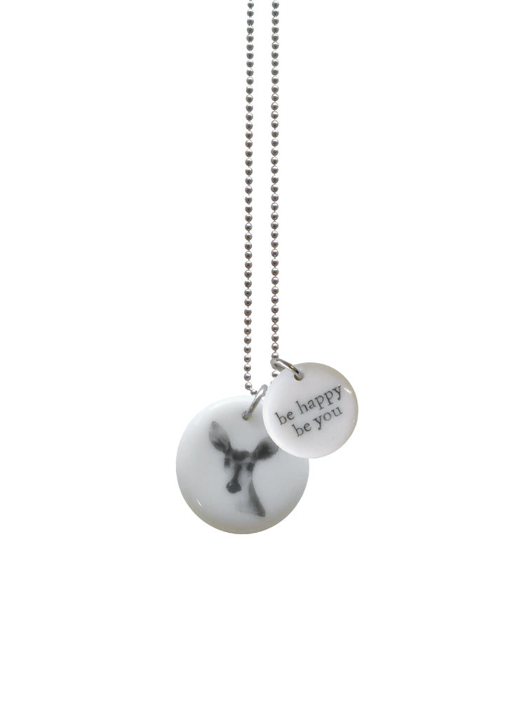 Handgemaakte keramieken hanger medium met haasje en kleine hanger met de tekst be happy be you aan ketting