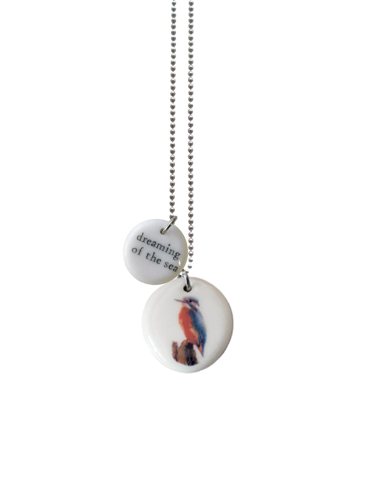 Handgemaakte keramieken hanger medium met ijsvogel en kleine hanger met de tekst dreaming of the sea aan ketting