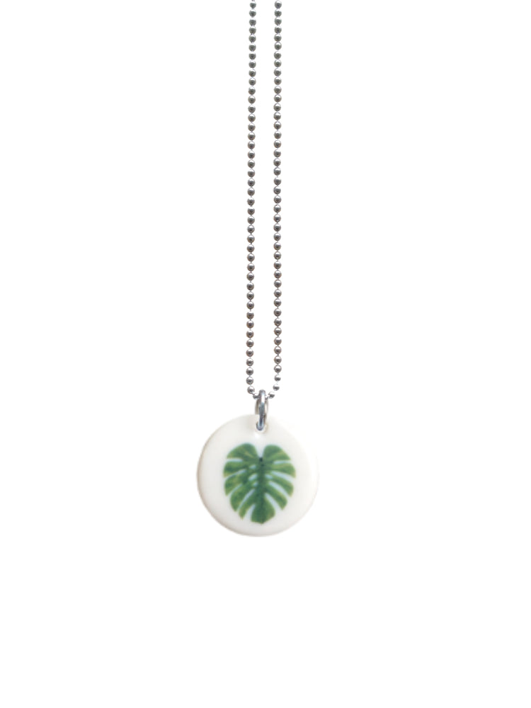 Handgemaakte keramieken hanger medium met groen Monstrera blad aan ketting