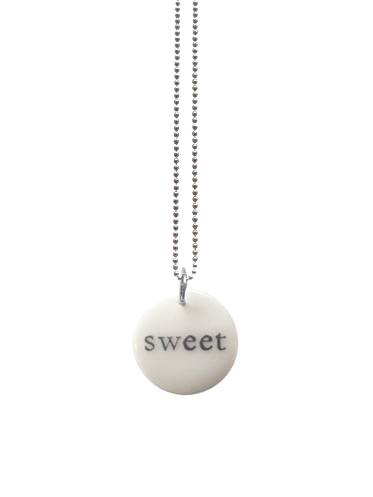 Handgemaakte keramieken hanger medium met Sweet aan ketting