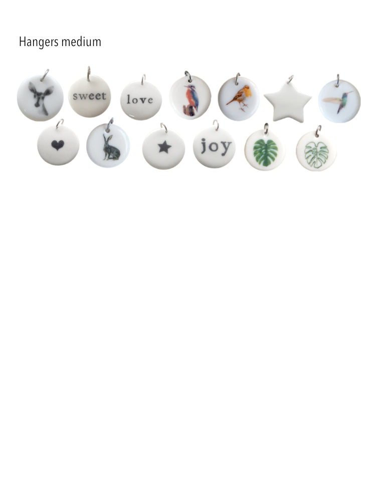 Overzichtsfoto van handgemaakte keramieken hangers medium