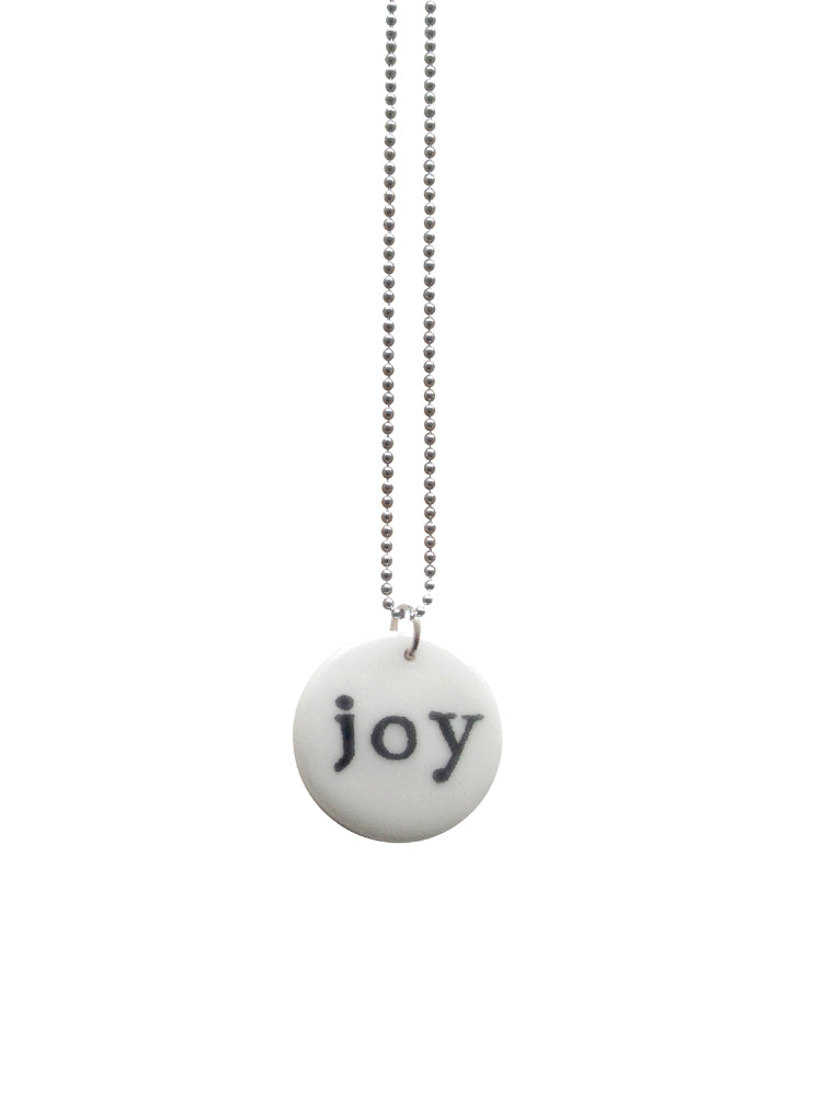 Handgemaakte keramieken hanger medium met Joy aan ketting