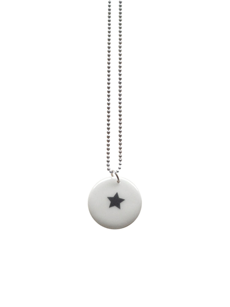 Handgemaakte keramieken hanger medium met zwart sterretje aan ketting
