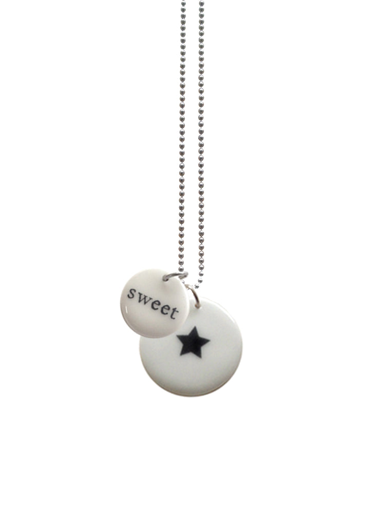 Handgemaakte keramieken hanger medium met zwart sterretje met kleine hanger met de tekst Sweet aan ketting