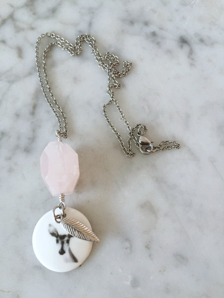 Handgemaakte ketting van keramiek met rozenkwarts edelsteen, haasje en zilverkleurig veertje bedeltje