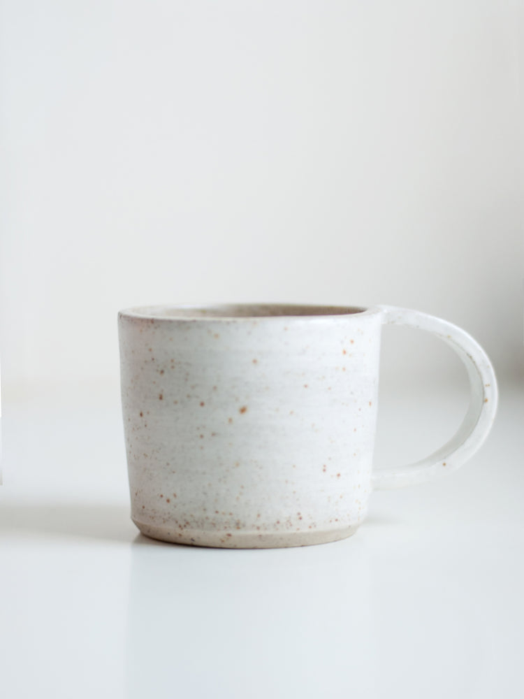 Handgemaakte witgespikkelde keramieken mok met mat glazuur