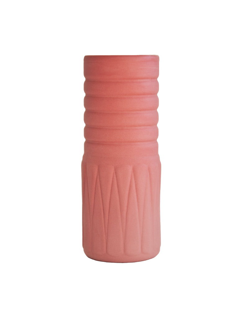 Handgemaakt rood porseleinen vaasje met puntpatroon op neutrale achtergrond, als strakke productfoto