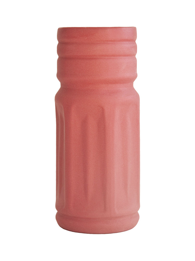 Handgemaakt rood porseleinen vaasje met rechthoekenpatroon op neutrale achtergrond, als strakke productfoto