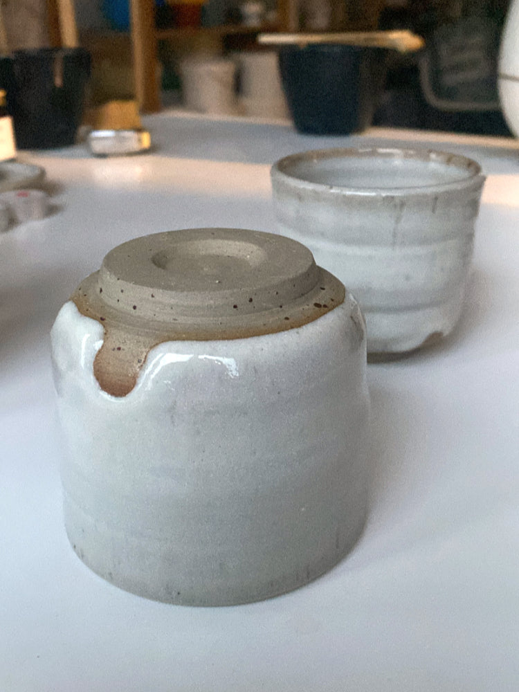 Handgemaakt keramiek kopje met wit glazuur en subtiele spikkels