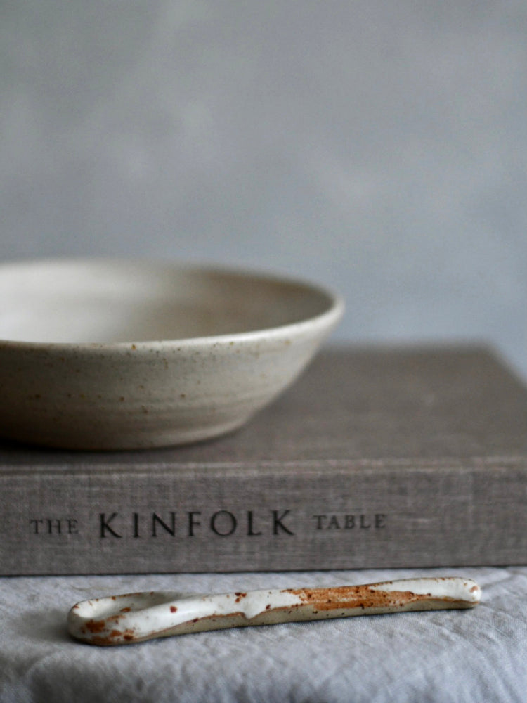 Handgemaakte keramieken kom met Kinfolk boek en theedoek, slow living sfeer