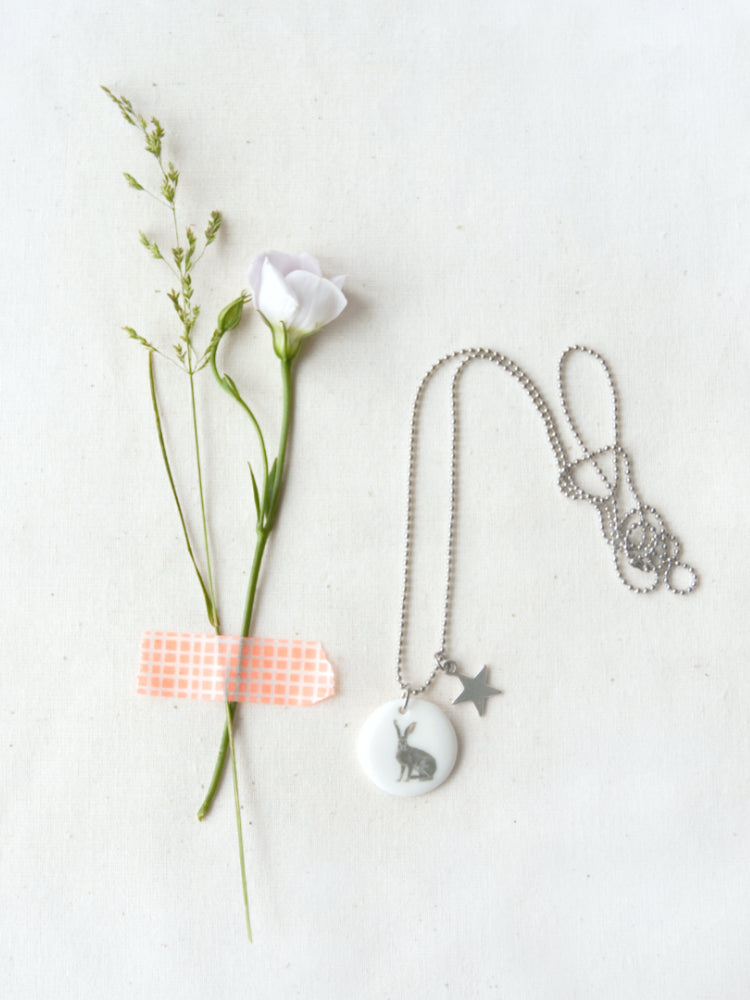 Handgemaakte keramieken hanger medium met haasje en zilverkleurig sterretje aan ketting