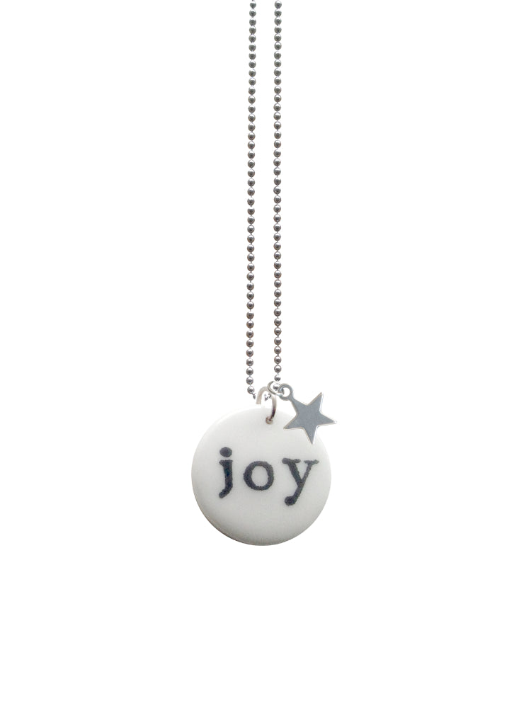 Handgemaakte keramieken hanger medium met de tekst Joy en zilverkleurig sterretje aan ketting