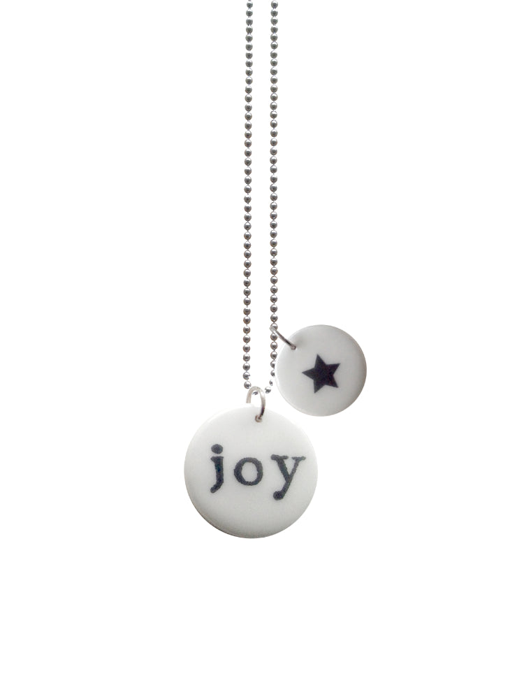Handgemaakte keramieken hanger medium met Joy en kleine hanger met zwart sterretje aan ketting