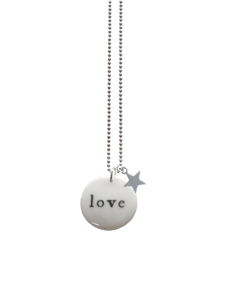 Handgemaakte keramieken hanger medium met Love en zilverkleurig sterretje aan ketting