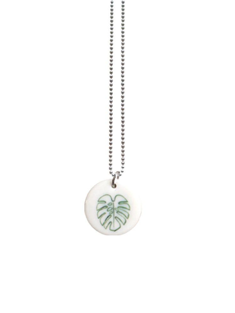 Handgemaakte keramieken hanger medium met groene outline Monstrera blad aan ketting
