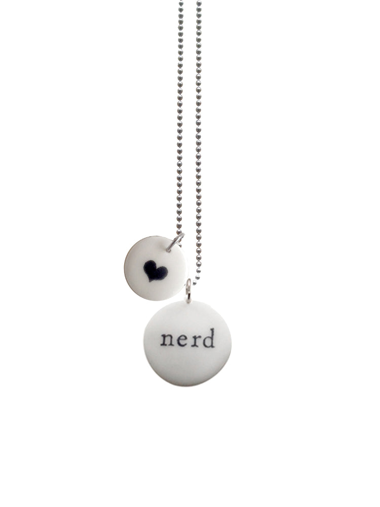 Handgemaakte keramieken hanger medium met Nerd en kleine hanger met een zwart hartje aan ketting