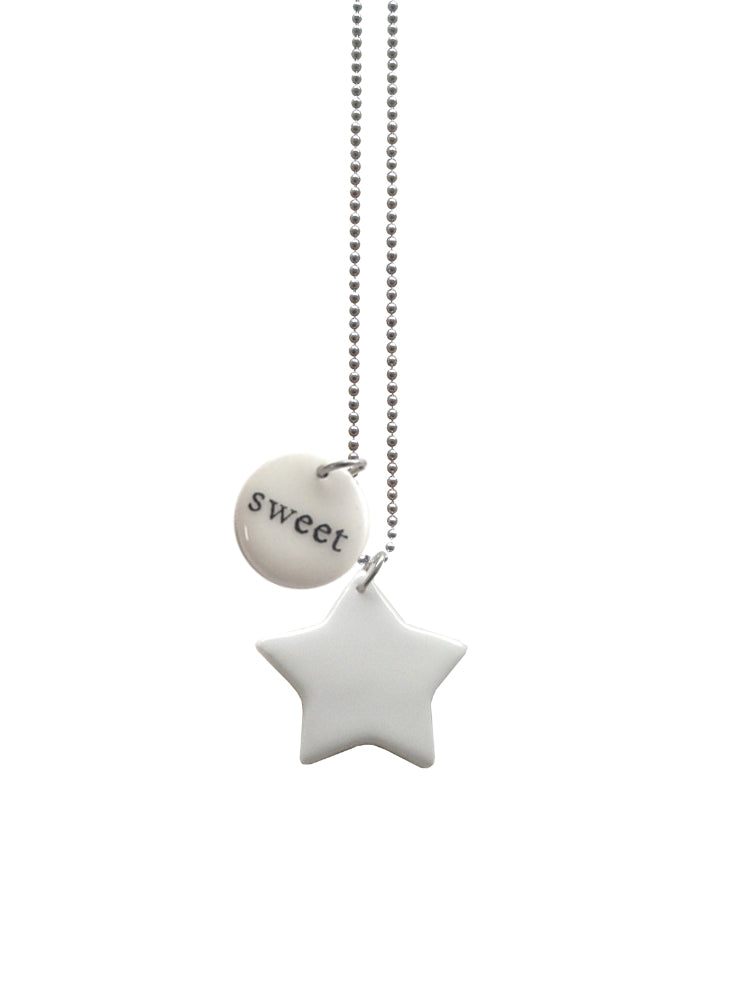 Handgemaakte keramieken hanger medium in stervorm met kleine hanger met de tekst Sweet aan ketting