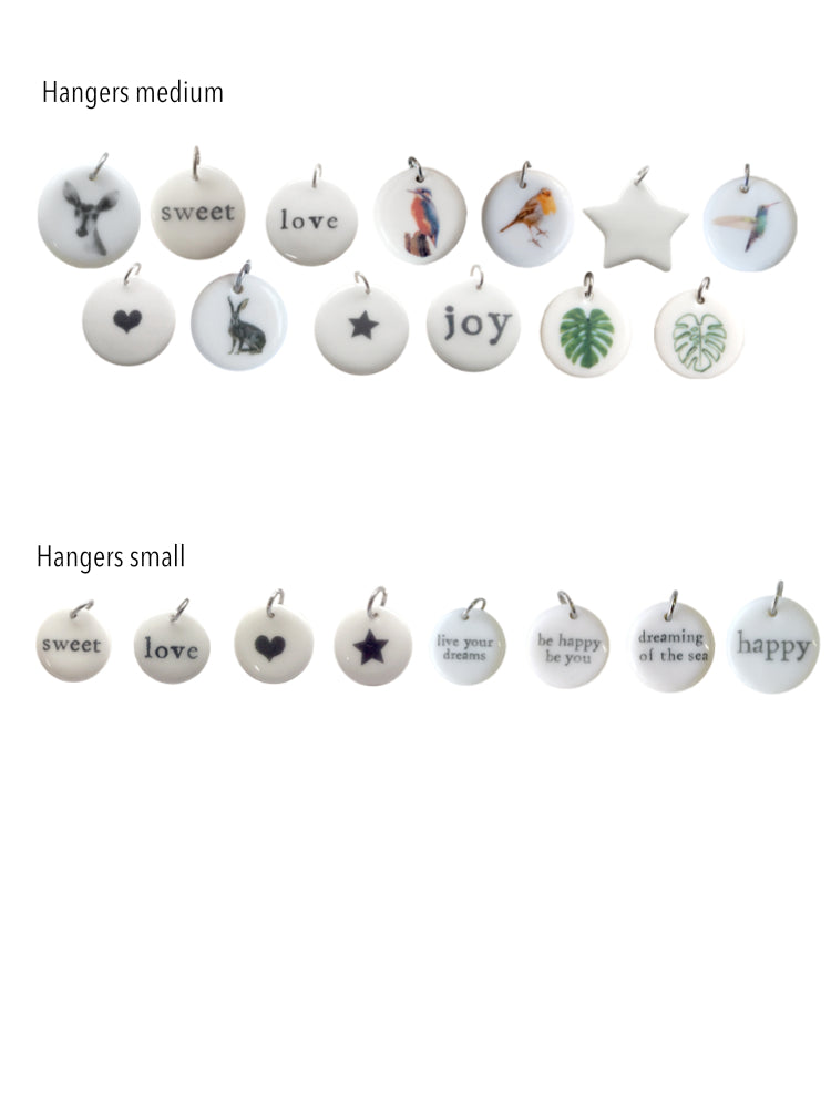 Overzichtsfoto van handgemaakte keramieken hangers medium en small