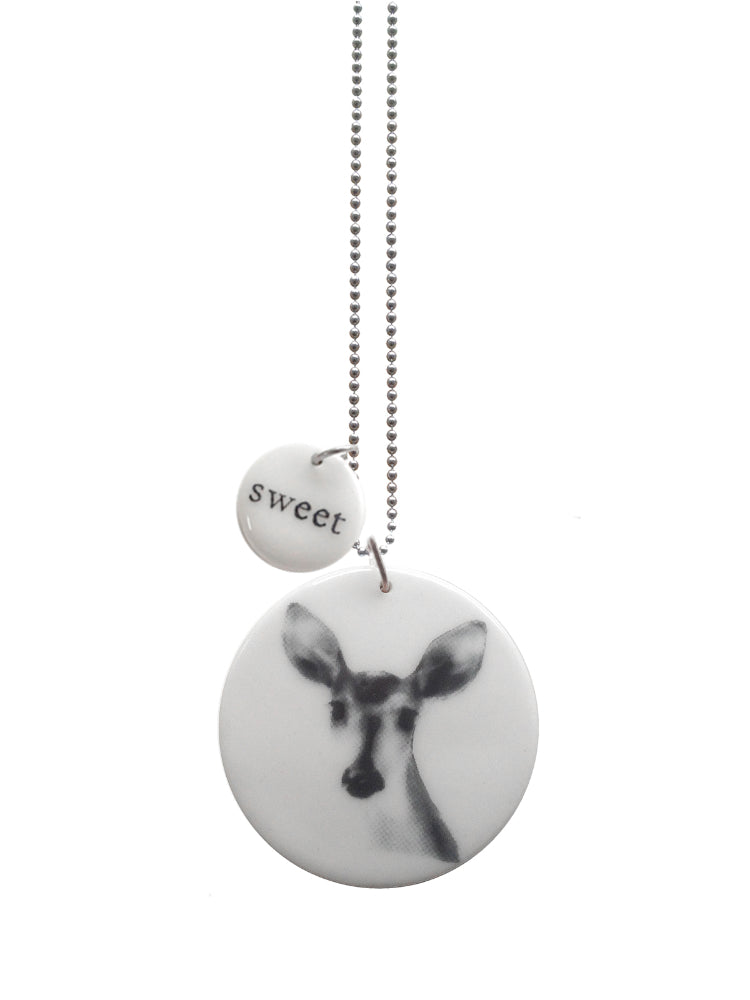 Handgemaakte keramieken hanger large met hertje en hanger small met Sweet aan ketting