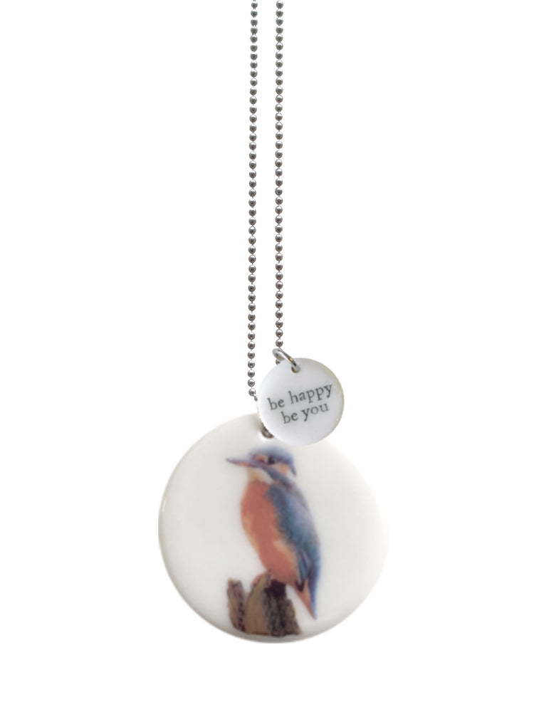 Handgemaakte keramieken hanger large met IJsvogel en hanger small met Be happy be you, aan ketting