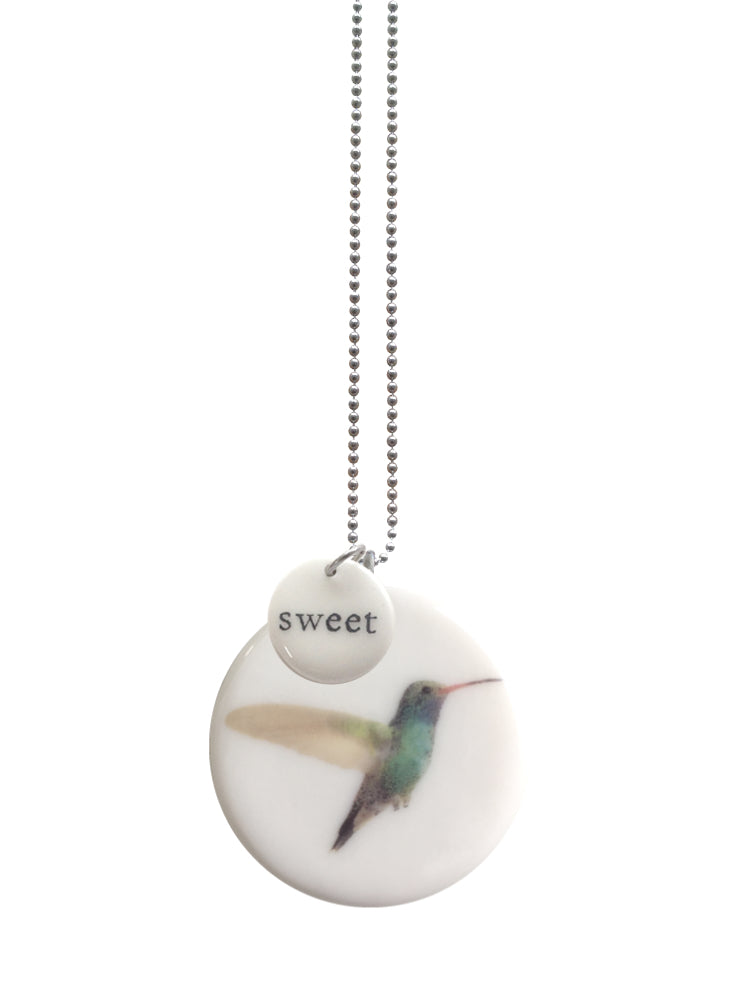 Handgemaakte keramieken hanger large met kolibrie en hanger small met Sweet, aan ketting