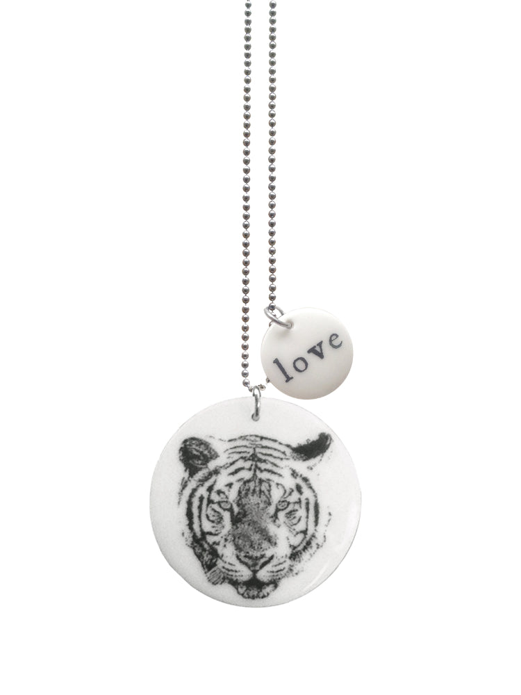 Handgemaakte keramieken hanger large met tijger en hanger small met Love, aan ketting