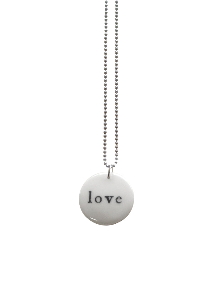 Handgemaakte keramieken hanger medium met Love aan ketting