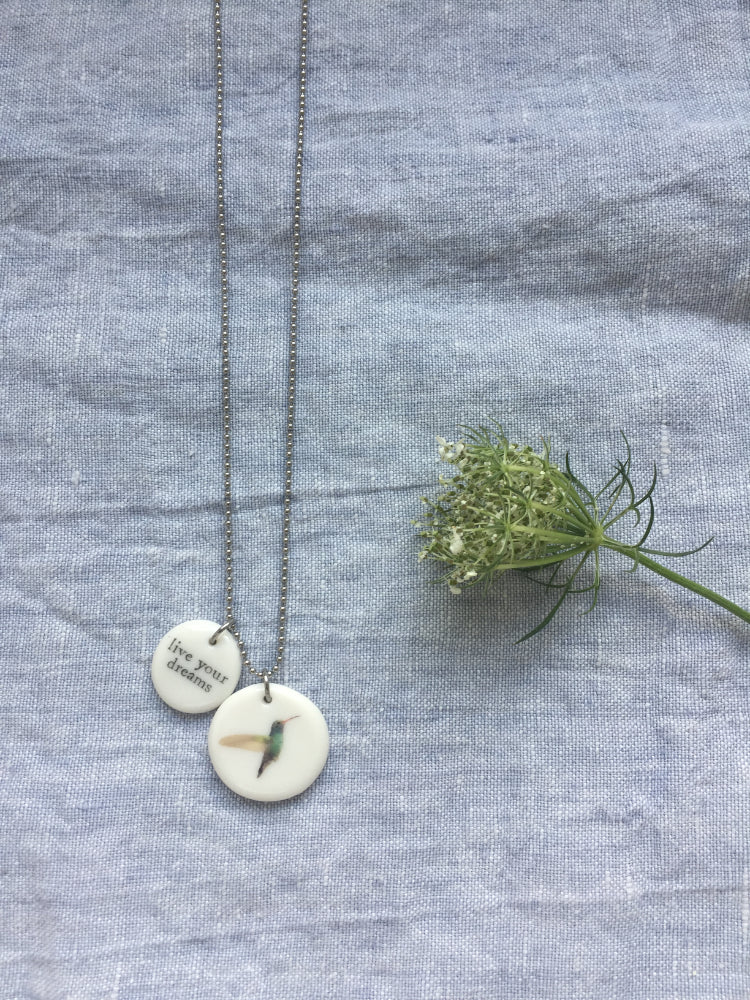 Handgemaakte keramieken ketting met medium hanger Kolibrie en kleine hanger met Live your dreams