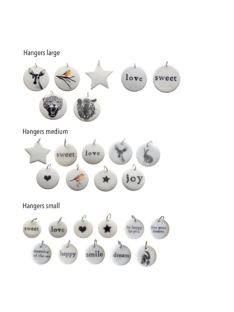 Overzichtsfoto van handgemaakte keramieken hangers large, medium en small