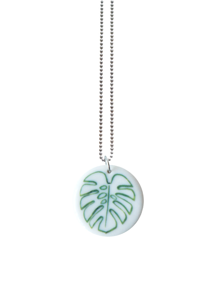 Handgemaakte keramieken hanger large met groene outline van Monstrerablad aan ketting