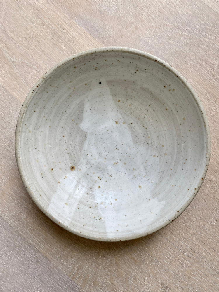 Handgemaakte whitewashed keramieken kom met witte vlek