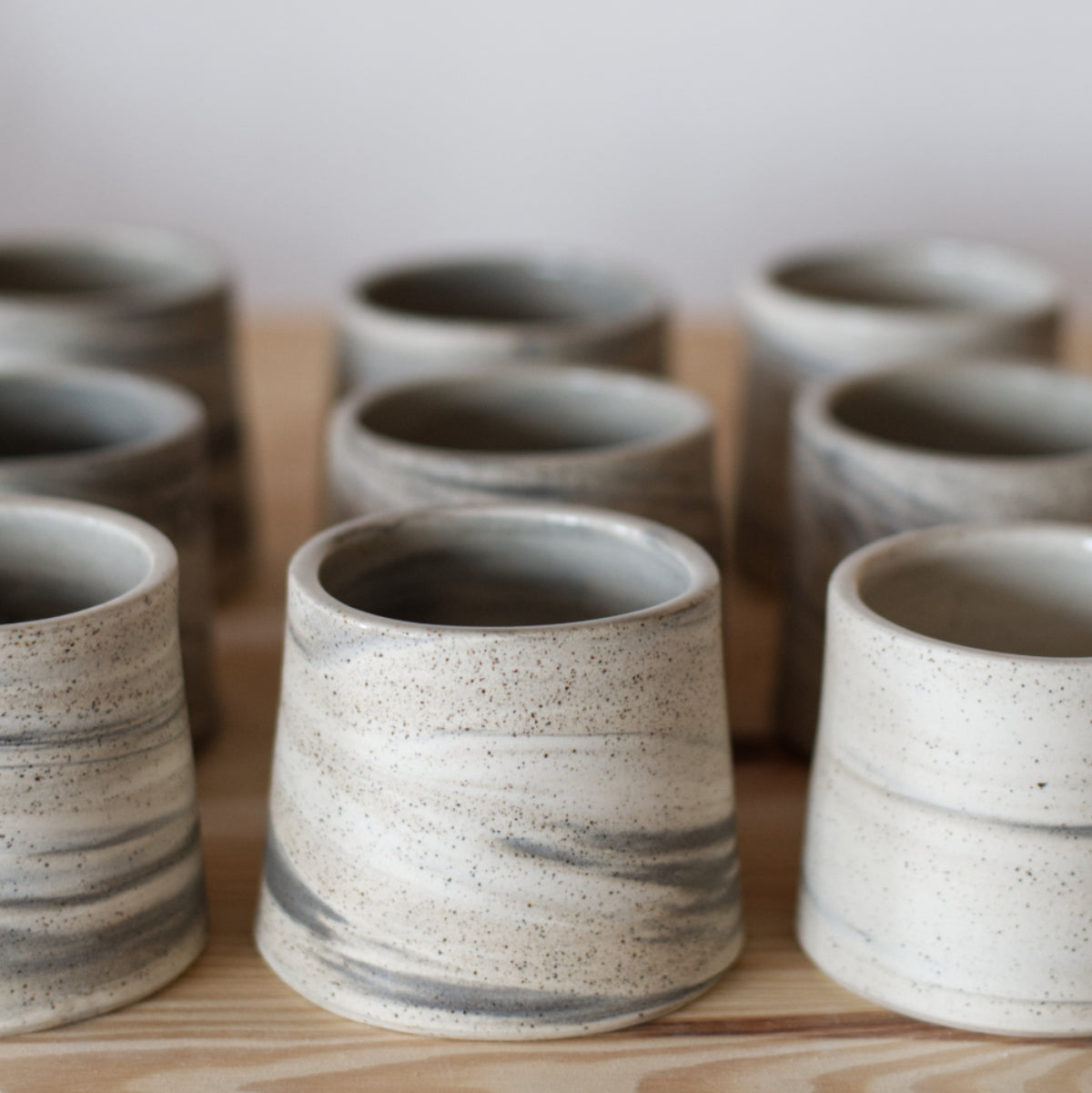 Handgemaakte landscape kopjes gemaakt van 3 soorten klei, uitgelijnd in rijen van 3