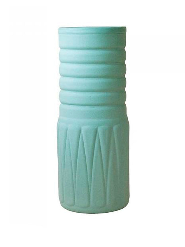 Handgemaakt groen porseleinen vaasje met puntpatroon op neutrale achtergrond, als strakke productfoto