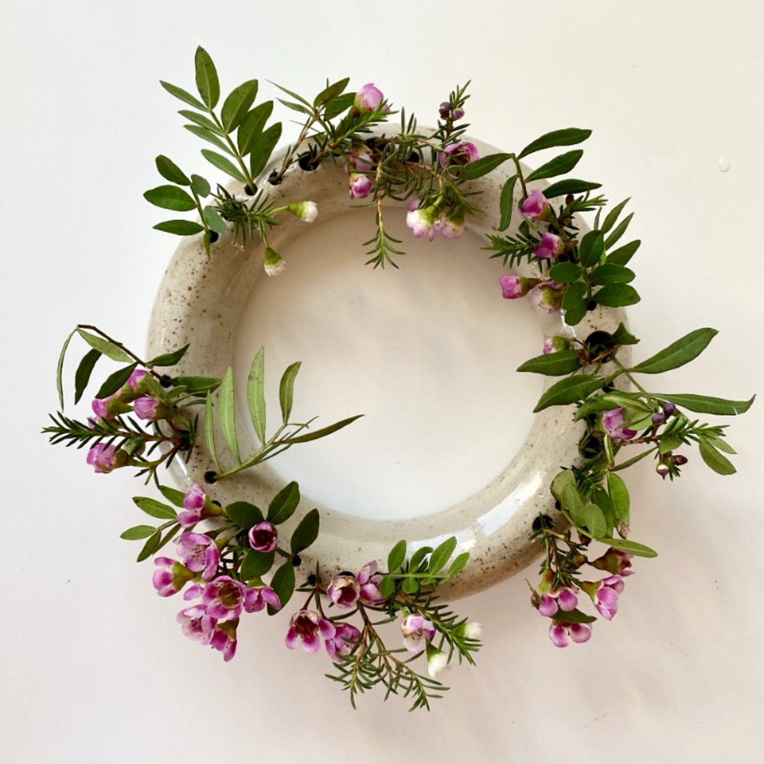 Ronde handgemaakte keramieken vaas met roze bloemen, uniek en natuurlijk design voor interieurdecoratie