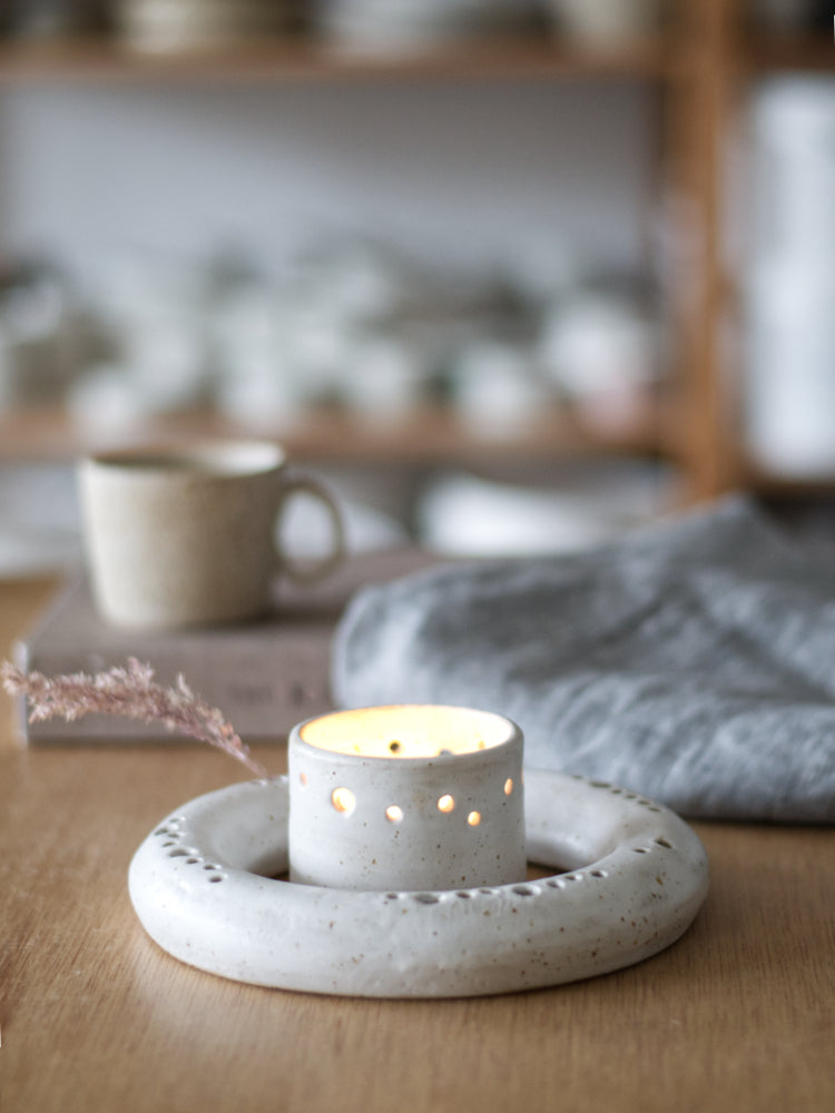 Handgemaakte ronde vaas in whitewashed glazuur met bijpassende theelichthouder