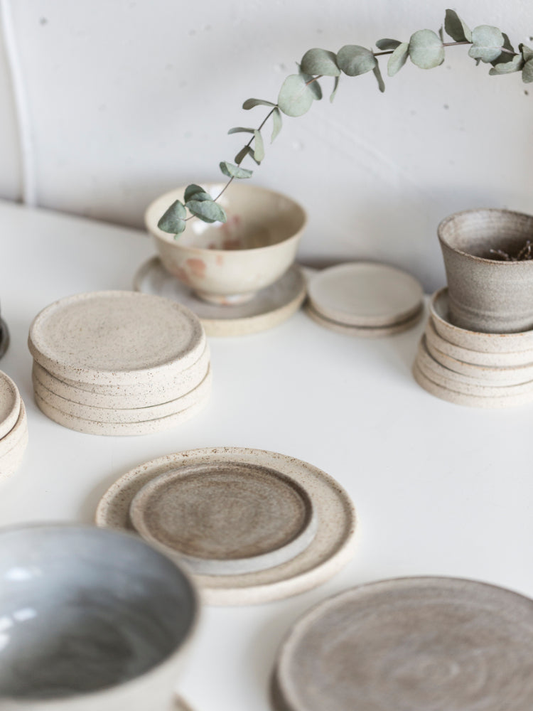 Verschillende handgemaakte keramieken schotels en kopjes